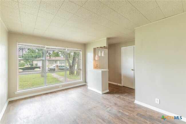 Building Photo - 3209 Shady Hill Dr