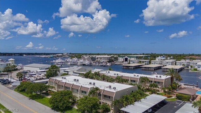 Building Photo - 800 River Point Dr