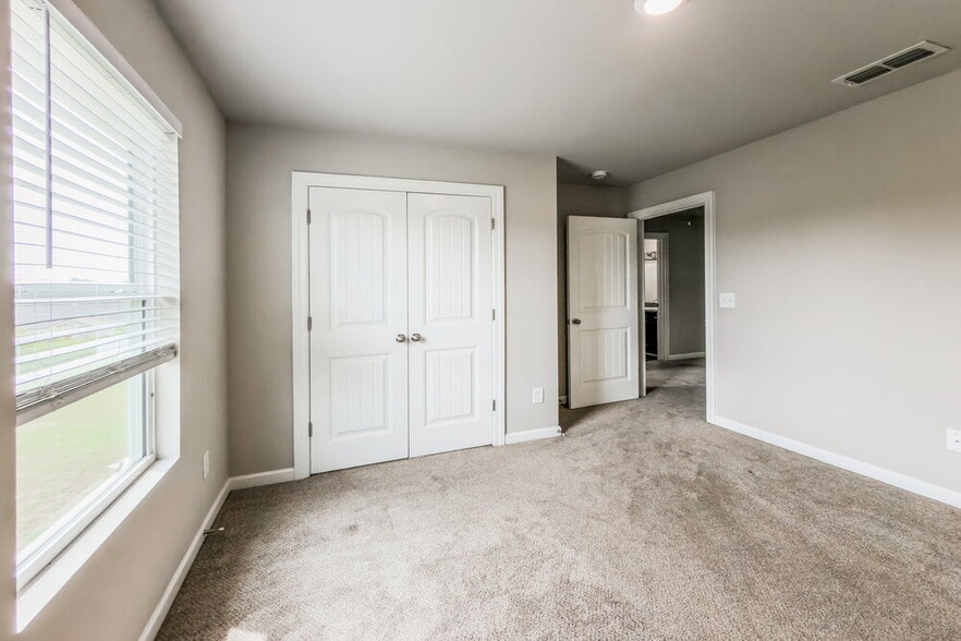 Building Photo - 2240 Lismore Dr