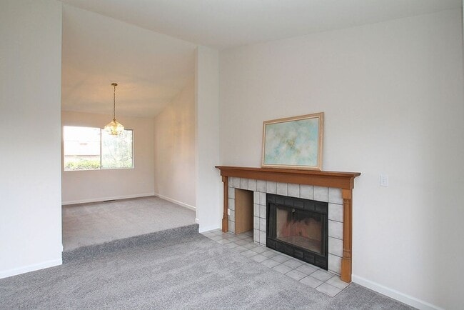 Building Photo - 4 Bedroom 2.5 Baths+ Bonus Home Office/ Woodinville $3850 per Month