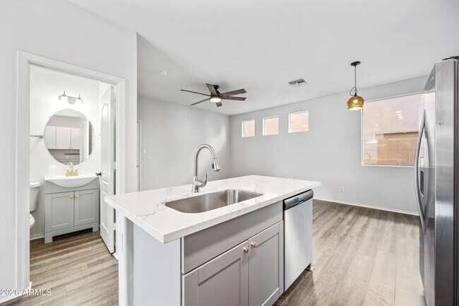 Building Photo - 1516 E Mobile Ln