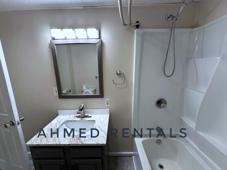 Building Photo - 37 Tate St