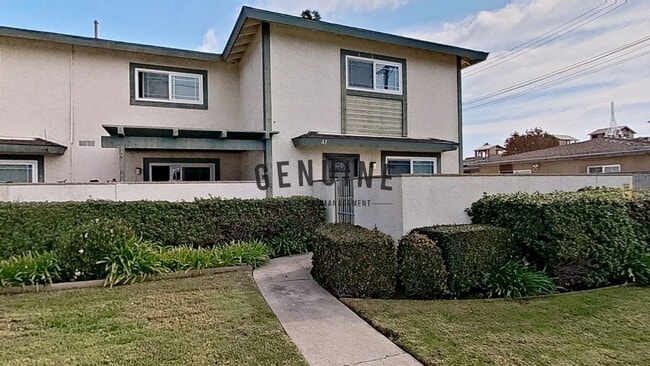 Building Photo - Lovely 2 Bd 1.5Ba Condo in Costa Mesa With Spacious Deck