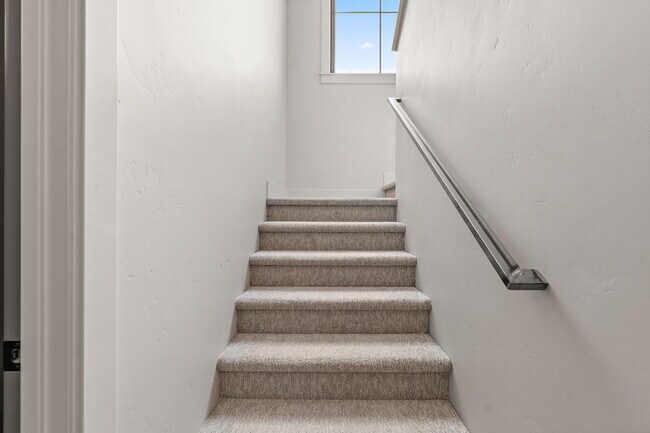 Building Photo - 116 S Carbon Rivet Ave