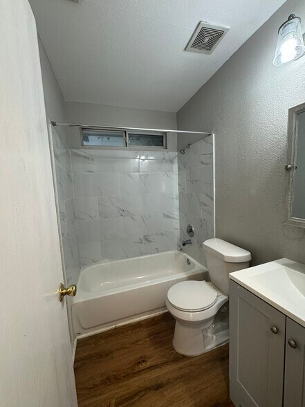 Guest Bath - 6931 Grapevine Lk