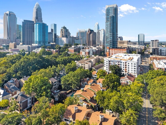 Building Photo - 425 W 8th St