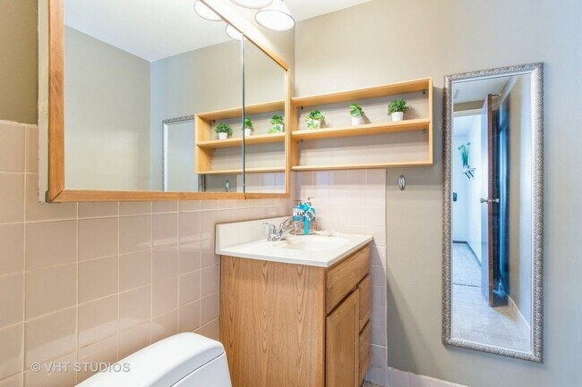 Building Photo - 5S100 Pebblewood Ln