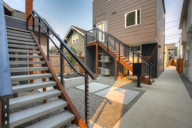 Building Photo - Like New! North Tacoma, 6th Avenue District