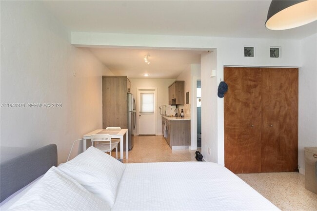 Building Photo - 2825 SW 3rd Ave