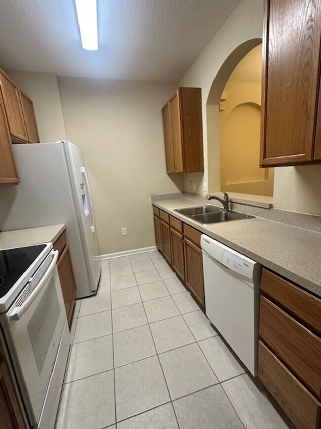 Building Photo - Spacious 3/2 Condo with Pond View!