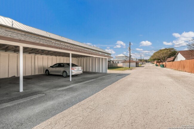 Building Photo - Charming 2/2 in the heart of Boerne!
