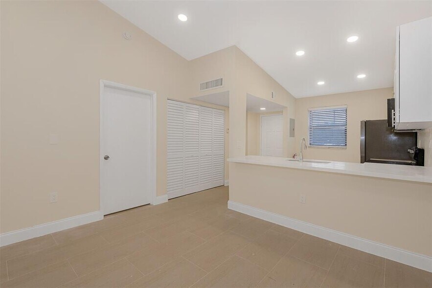 Building Photo - 9951 Nob Hill Pl