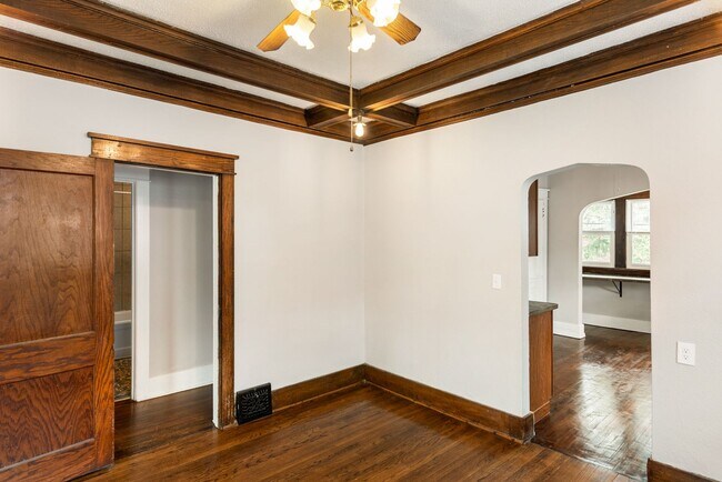 Building Photo - Available now!  517 S. 35th St.  4 Bedroom, 2 Bath Great Midtown location, 1 car garage.