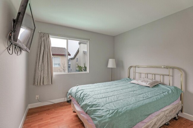 Building Photo - Beautiful Bright and Airy 4-Bedroom House ...