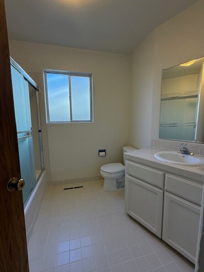 Building Photo - Home for the Holidays! 3 Bedroom, 2.5 Bath Single Family Home