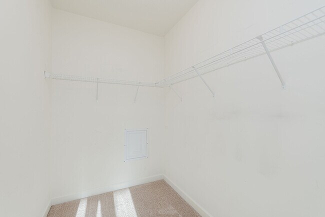 Building Photo - Wonderful 2 bedroom 2 bath Condo End Unit in Great Carmel Location!