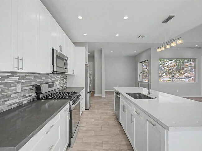 Building Photo - 10053 N Alder Spring Dr
