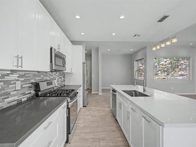 Building Photo - Desert Luxury Living in a Gated Community with Stunning Mountain Views!