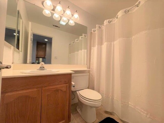 Building Photo - Clayton Beautiful 3 bedroom 2.5 bathroom w...