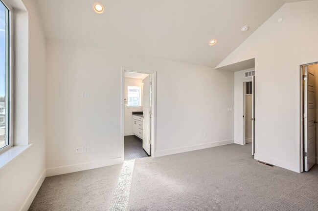 Building Photo - Stylish 3 bed/4 bath Town Home