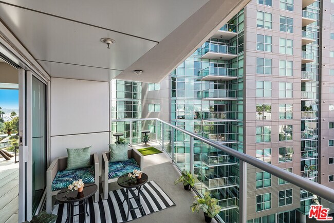 Building Photo - 13600 Marina Pointe Dr