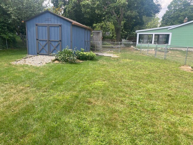 Building Photo - Stunning Bi-Level 3 Bedroom Home in Forest...