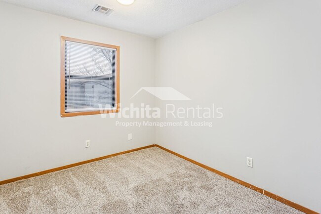 Building Photo - 3 bedroom 2 bath duplex in Derby