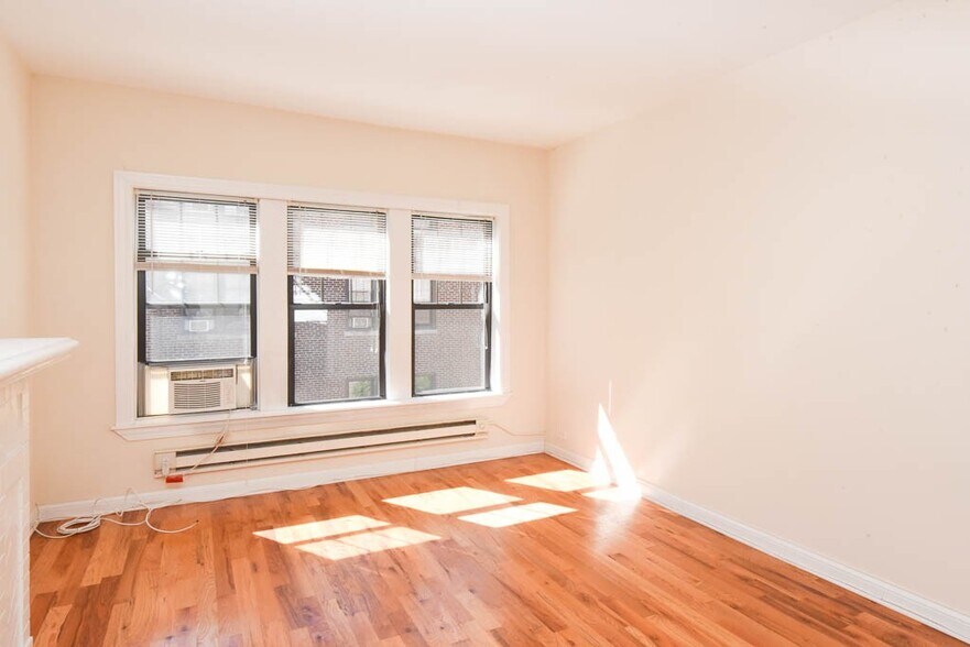 Building Photo - 1240 Oak Ave