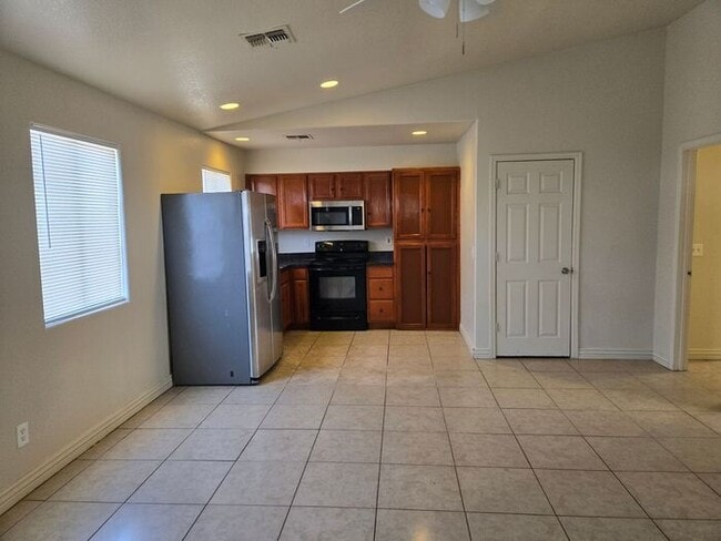 Building Photo - 3 bed, 1 bath, in a Duplex located in Sout...