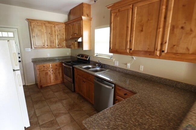 Building Photo - 111 Summer Creek Dr