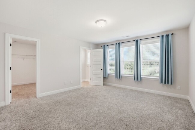Building Photo - Stunning Home with Main-Level Bedroom, Gourmet Kitchen