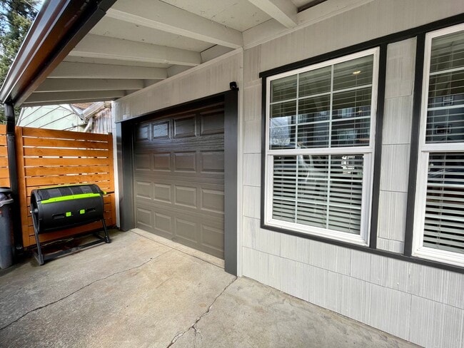 Building Photo - Charming 3Bed 2Bth Montavilla Neighborhood with Detached Additional Living Area and Backyard Grea...