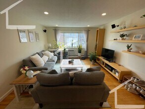 Building Photo - 6/1 Spacious 2BR condo on Brighton/Brookline line