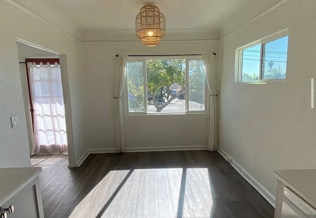 Building Photo - Charming 2 Bed, 1 Bath Home with Modern Up...