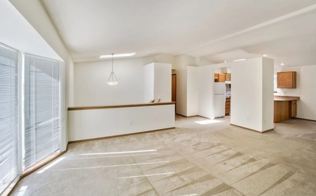 Building Photo - Spacious 3BD 2BA