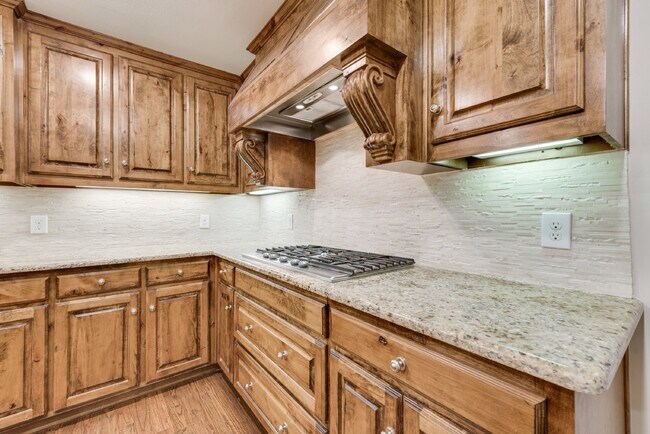 Building Photo - Spacious Elegance 5-Bed, 4.5-Bath Home with outside oasis