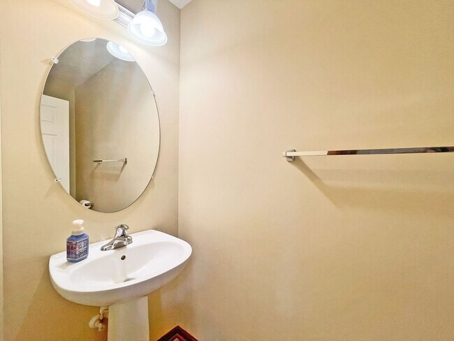 Building Photo - Spectacular SPACIOUS 3 Bedroom Plus Giant ...