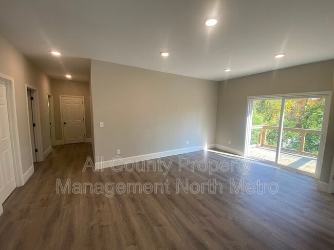 Building Photo - 5390 Valley Dr