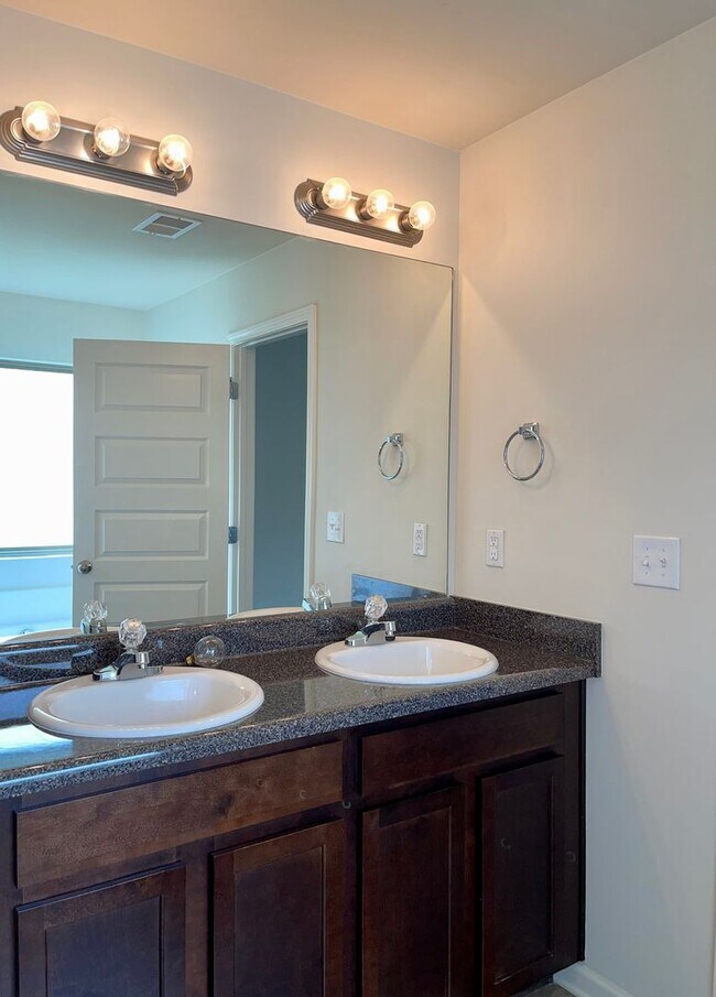 Building Photo - Spacious, Immaculate 4 Bed/2.5 Bath Home i...