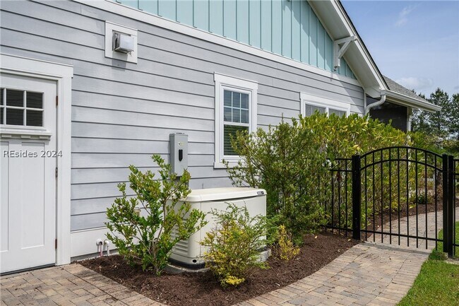 Building Photo - HILTON HEAD LAKES