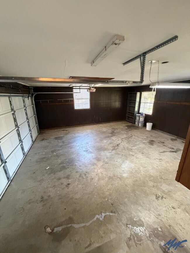 Building Photo - 1600 Parklawn Dr