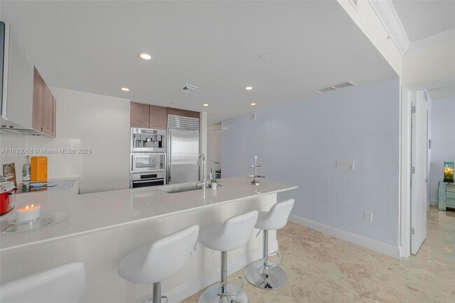 Building Photo - 17001 Collins Ave