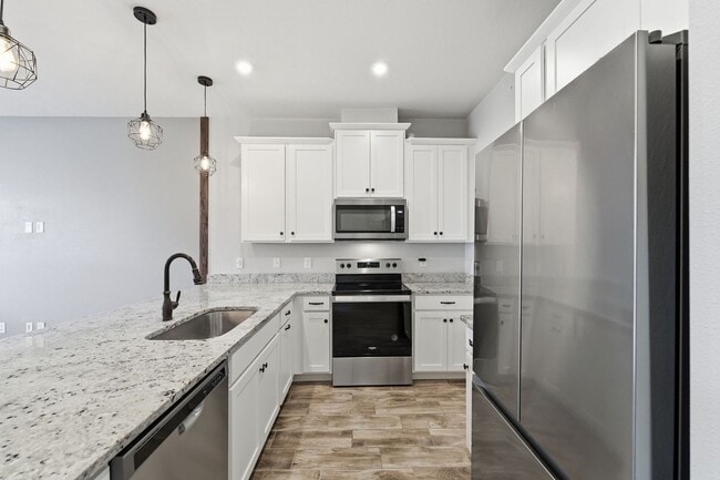 Building Photo - 3 Bedroom Resort Style Living in Gated Community