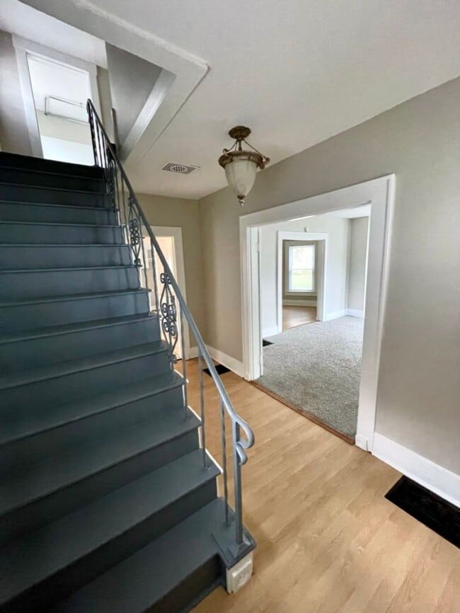 Building Photo - Spacious 3Bd; 1Ba Single Family Home