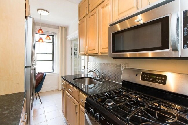 Building Photo - 120 Riverway