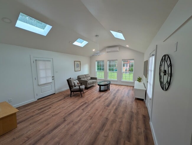 Building Photo - 11807 Highgrove Dr