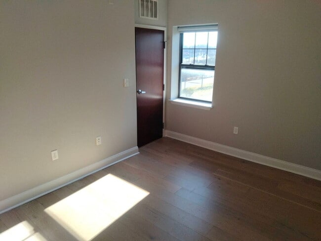 Building Photo - 52 Imlay St