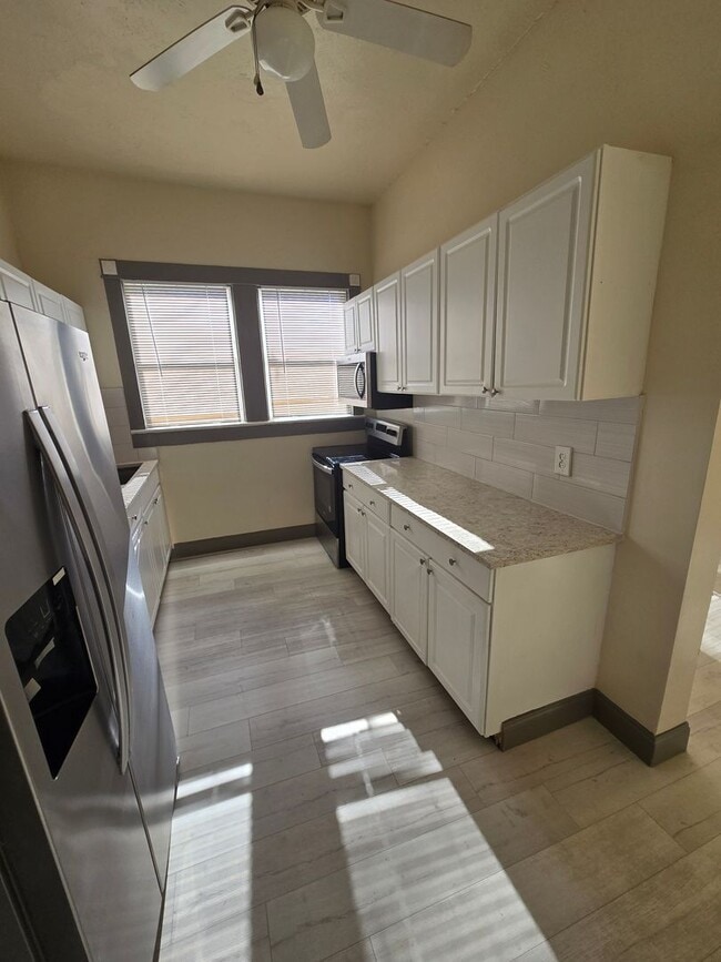 Building Photo - CHARMING AND UPDATED 2 BEDROOM 1 BATH.  MO...
