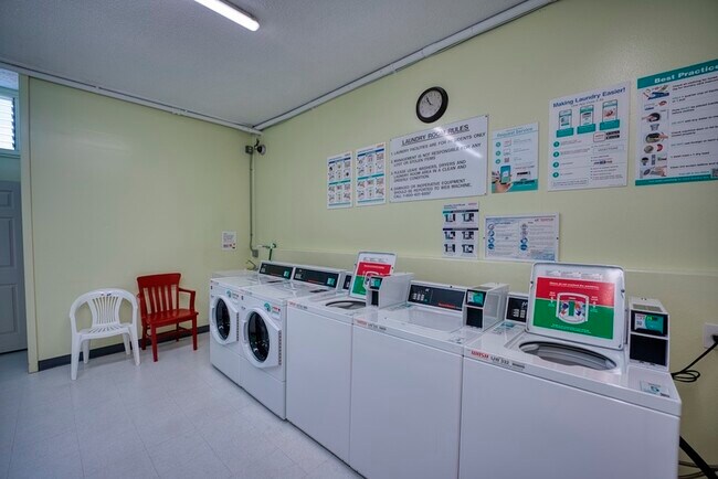 Building Photo - 355 Kalanianaole St