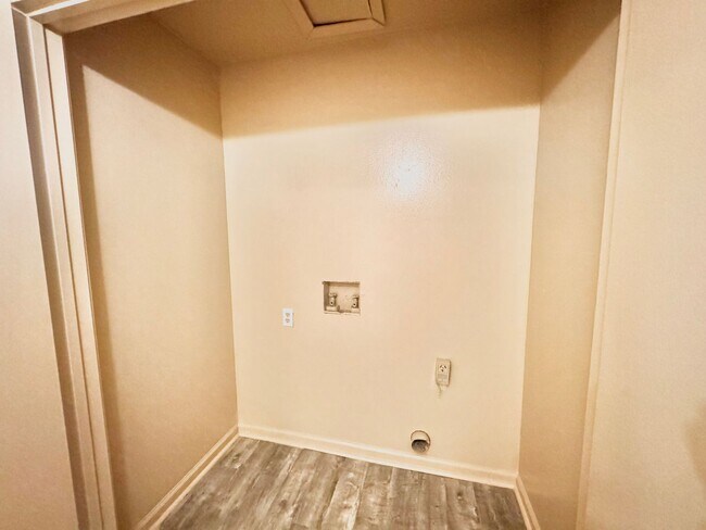Building Photo - Three Bedroom Apartment with Spacious Dining and Living Area